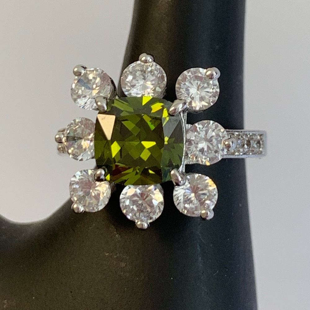 Emerald green & Crystal Cocktail Ring 6 3/4 - Picture 2 of 8